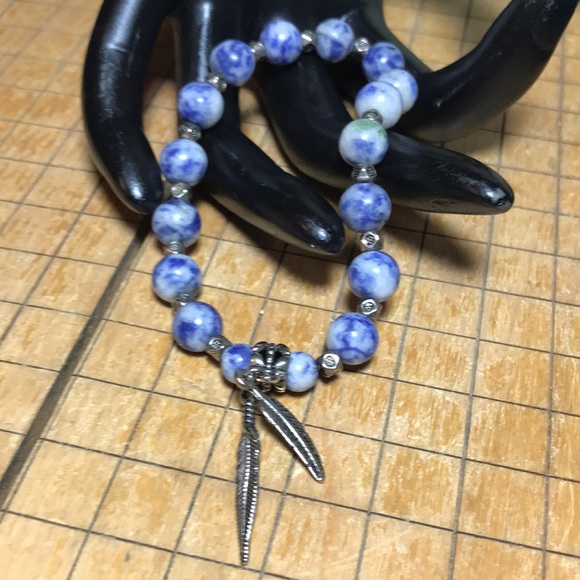 Semiprecious Stone Bead and Aged Silver Feathers Charm 7” Bracelet Elastic EVC - Picture 6 of 10